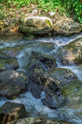 陕西秦岭辋川溶洞山间溪流与岩石景观