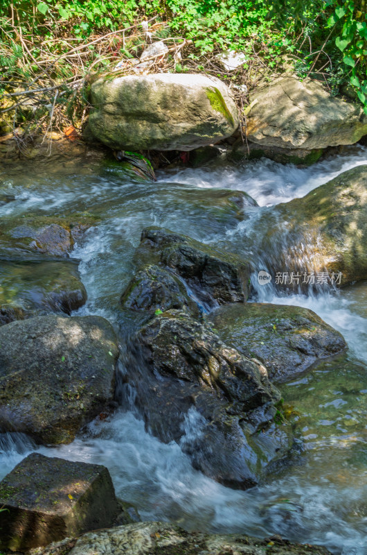 陕西秦岭辋川溶洞山间溪流与岩石景观