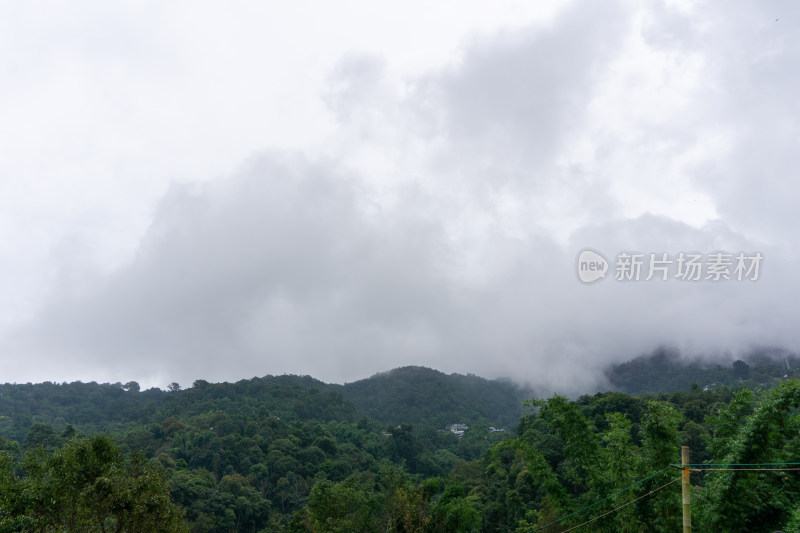 雾锁山峦