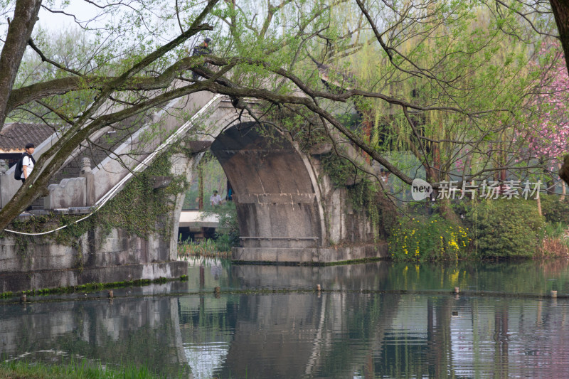 杭州浴鹄湾湖畔古亭与烂漫春花景致