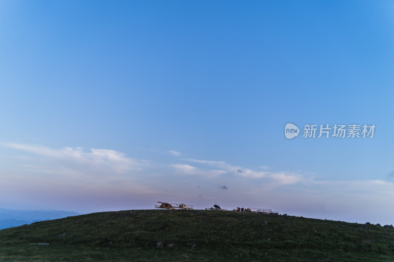 夜幕下的山顶露营地