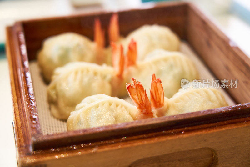 蒸笼里的虾饺美食特写