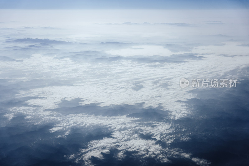 天空窗户外的山间云雾