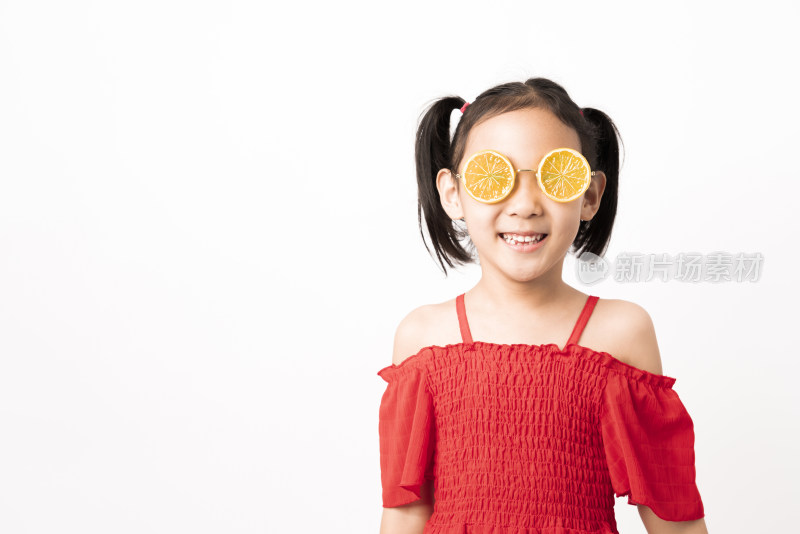 站在白色背景前带着柠檬形状眼镜的女孩