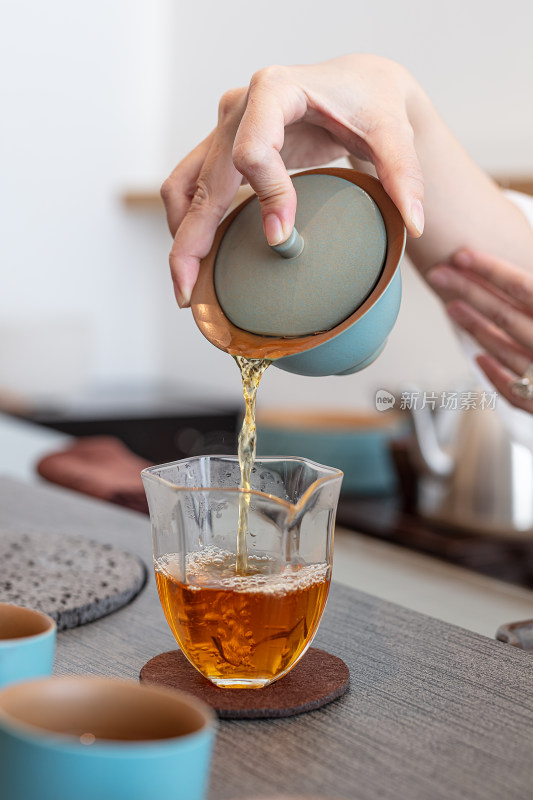 红茶倒茶的特写