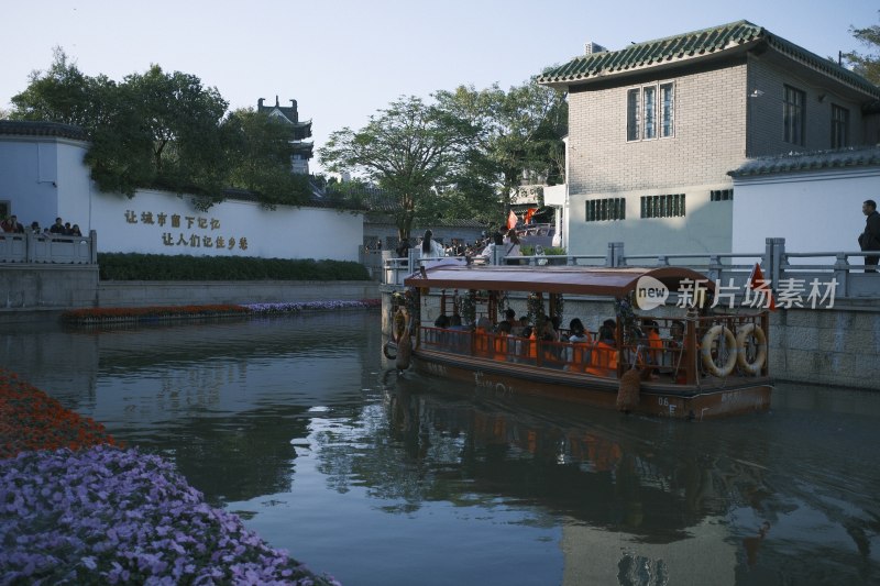 水乡河道游船载客赏景