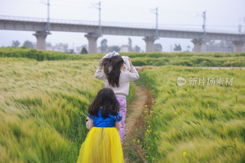 母女漫步麦田享受休闲时光