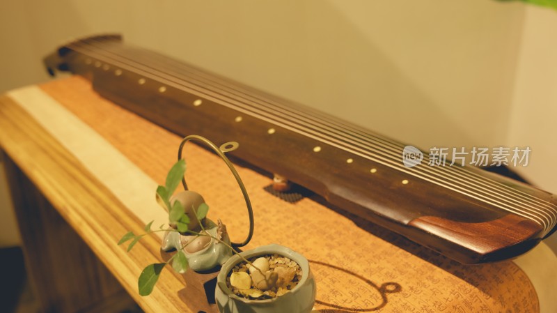 中国传统高端茶馆内部古琴