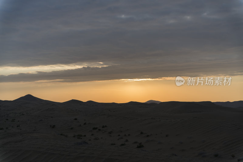 沙漠中的壮丽日落景观