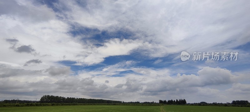 广阔田野上的蓝天白云全景风光