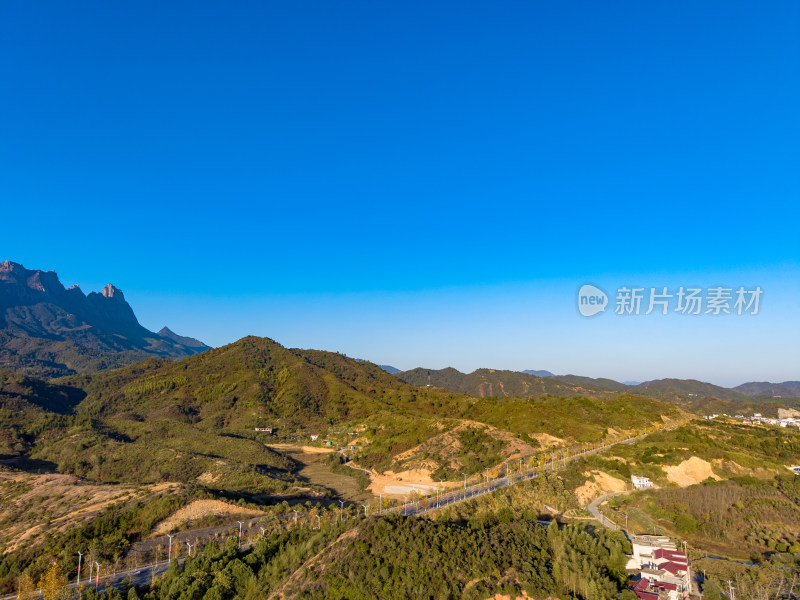 大山农村房屋公路航拍图