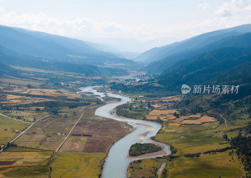 航拍理塘甲洼乡河谷秋景