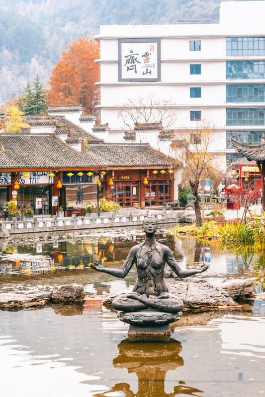 黄山市道教齐云山景区山林间古朴石牌坊景观