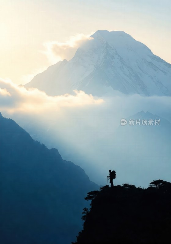背包客于雪山云海前徒步远望