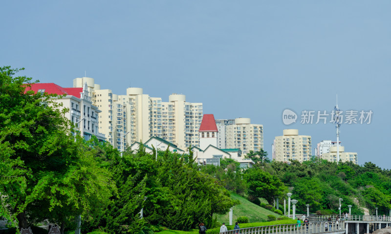 青岛燕儿山上的一排海景房