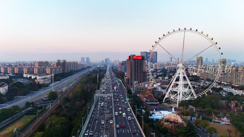 城市立交桥上的繁忙交通景象