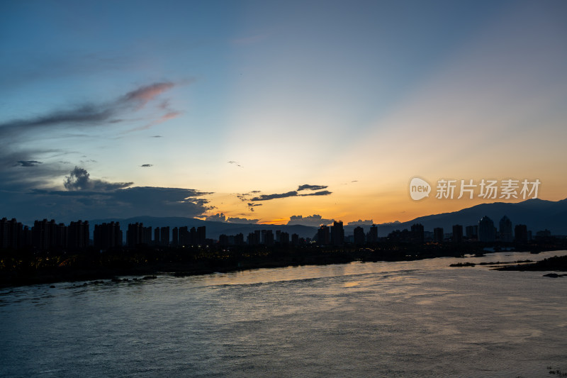 西双版纳城市夜景与流云晚霞