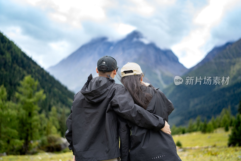 四姑娘雪山旅游的人