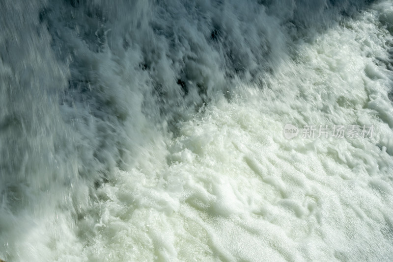湍急水流涌起白色浪花的景象