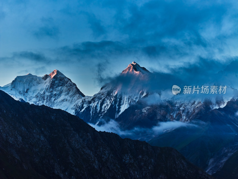 绝美的日照金山