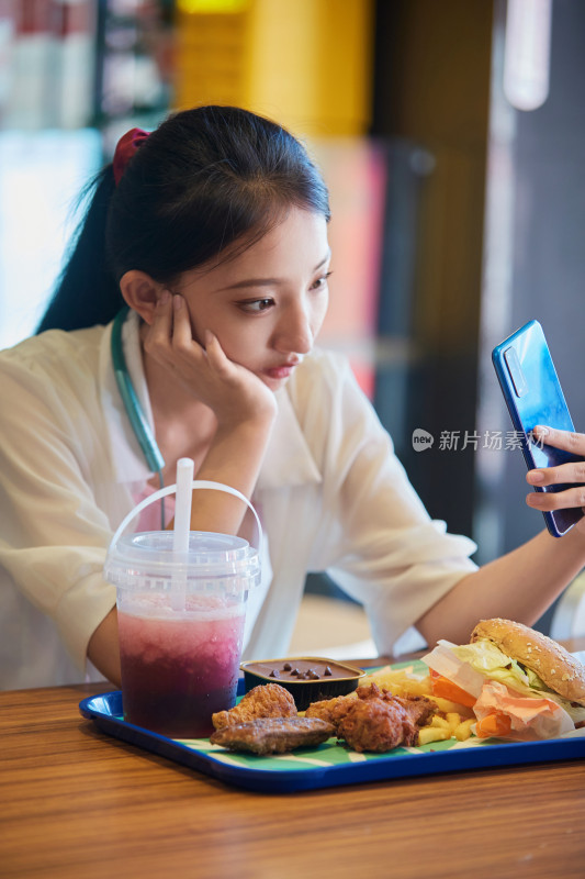 在商场快餐厅大吃特吃的中国可爱少女人像