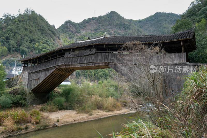 丽水景宁山林间的古朴廊桥