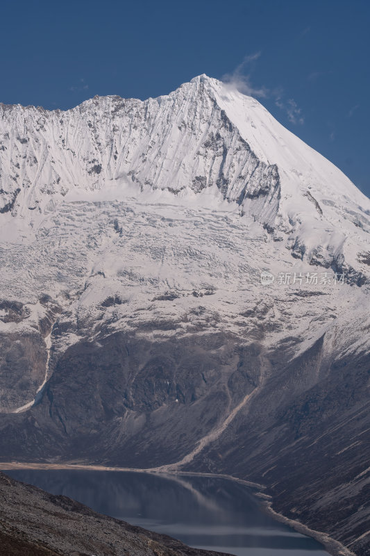 西藏山南洛扎秘境库拉岗日雪山湖泊壮丽景色