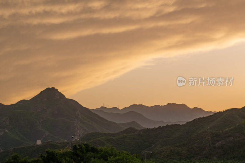 黄昏时分的壮丽山景