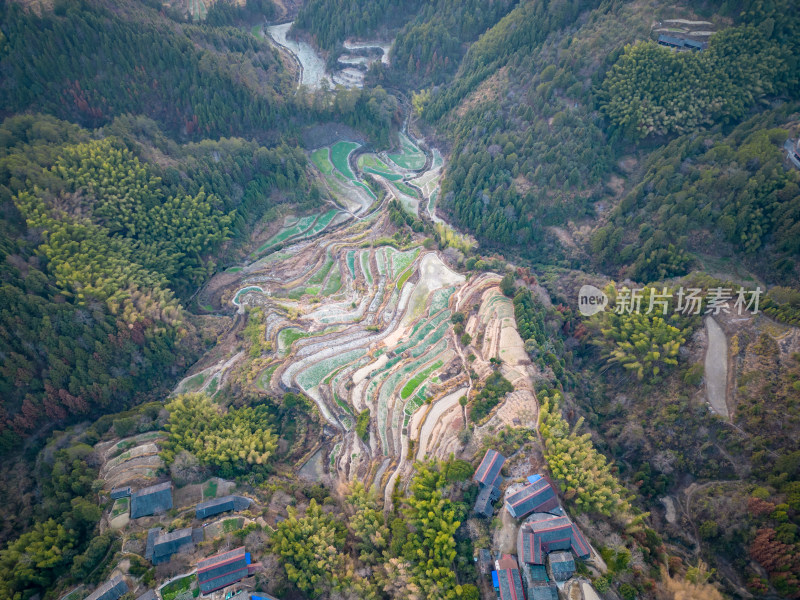 连绵起伏山川风景航拍图