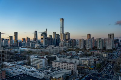 北京城市道路与摩天大楼的交织景观