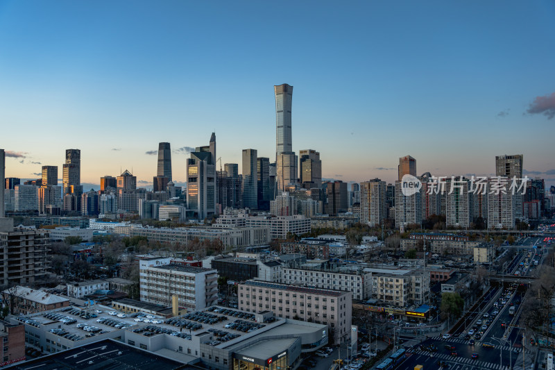 北京城市道路与摩天大楼的交织景观