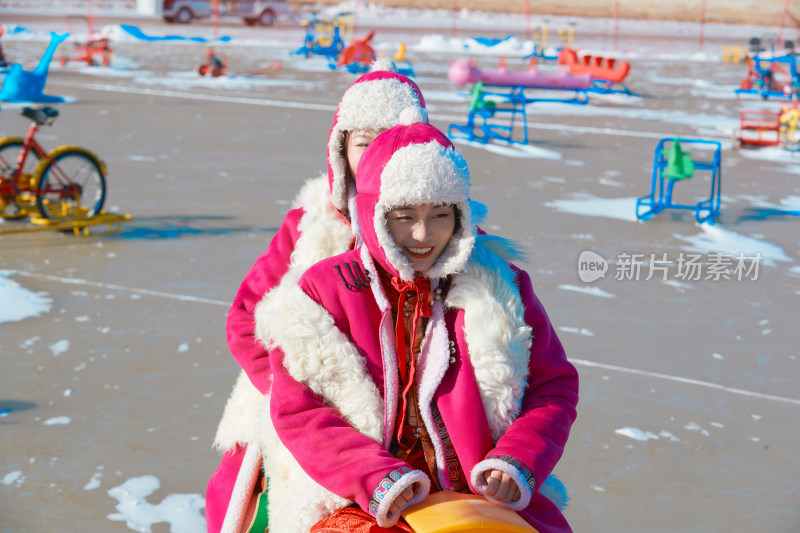 冬天在冻结湖面玩嬉戏滑冰的闺蜜少女