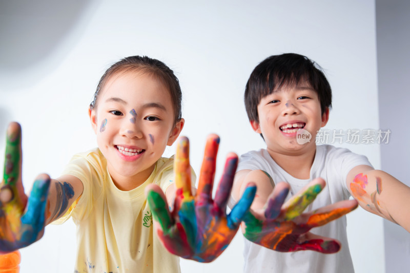 手上涂满颜料的小学生