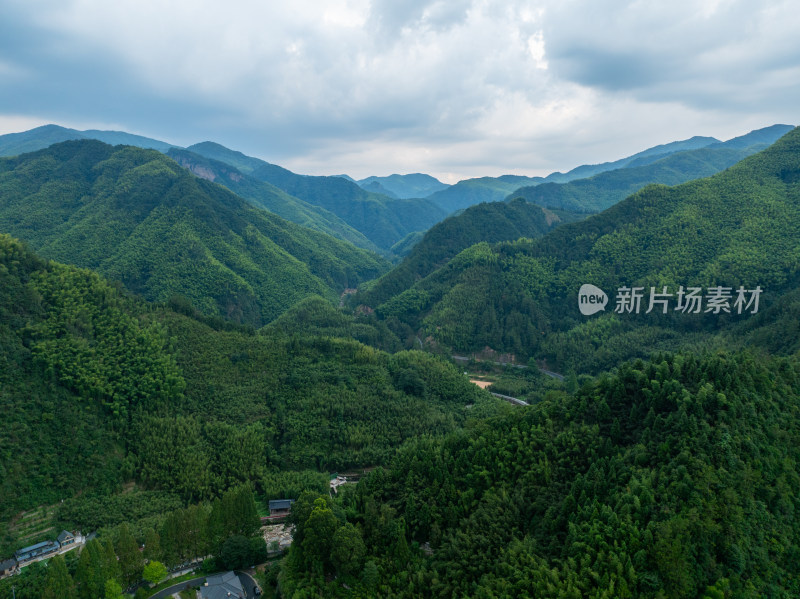 航拍浙江杭州临安区龙门秘境石门村山间村落