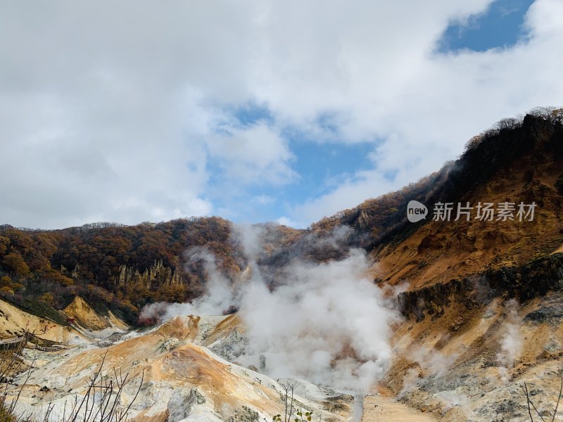 烟雾缭绕的火山地质自然景观