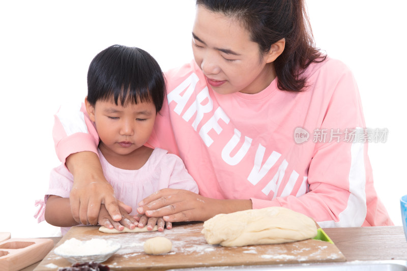 中国小女孩在跟着妈妈学习制作月饼