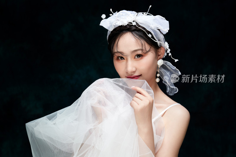 黑色背景下的女性复古婚纱妆面