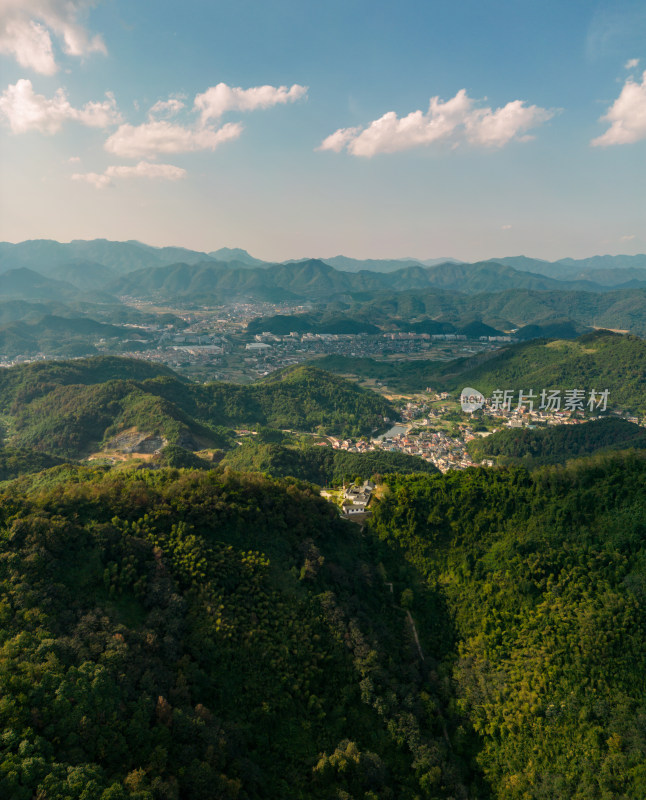 航拍蓝天白云下的青山乡村风光