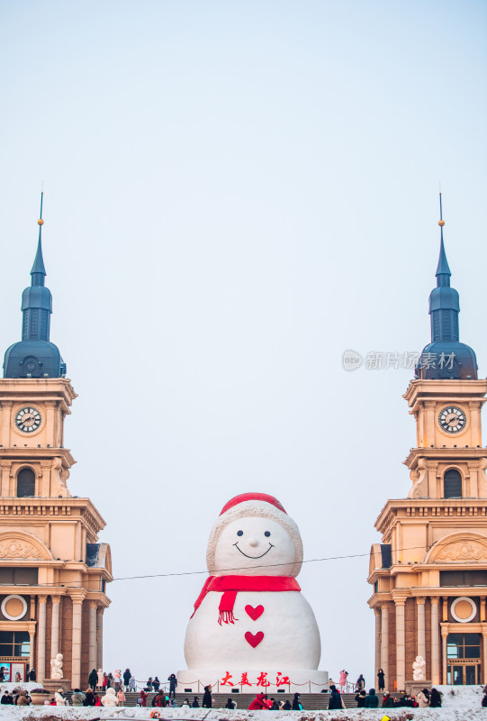 哈尔滨群力音乐公园音乐长廊的大雪人