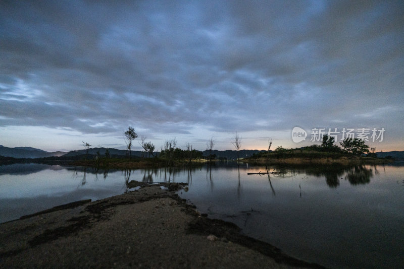 水边静谧风景展现自然风光之美