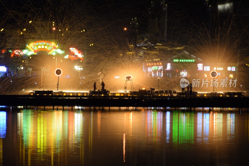 长沙铜官窑夜间湖边打铁花景观