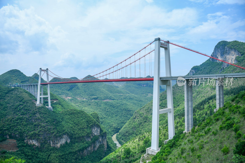 贵州山区高速公路穿行山间乡村