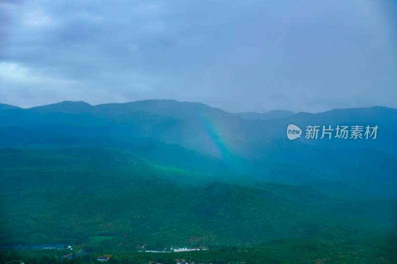 雨后彩虹山峦