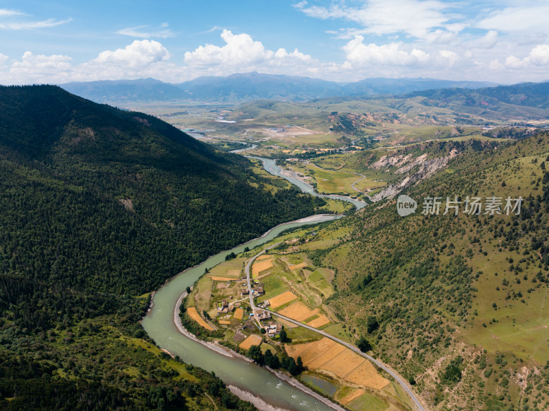 航拍理塘甲洼乡河谷秋景