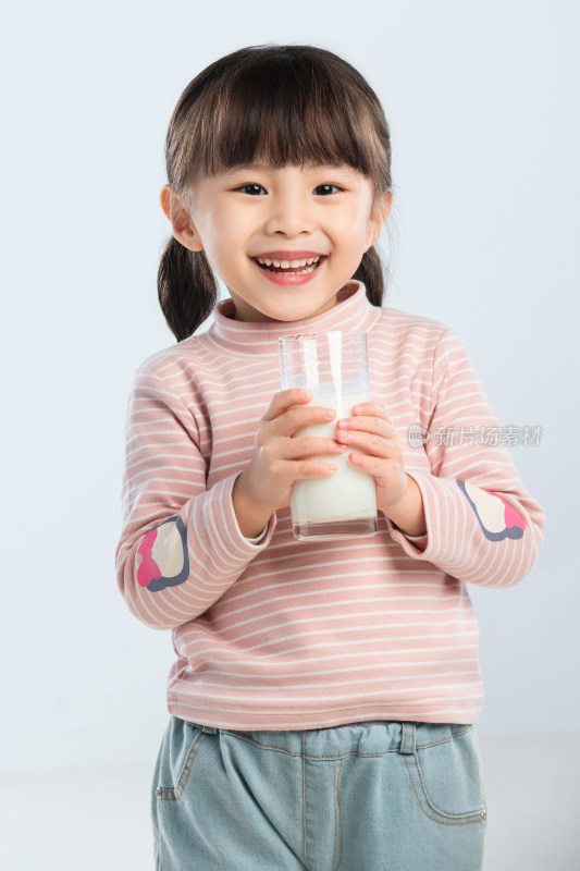 可爱的小女孩喝牛奶