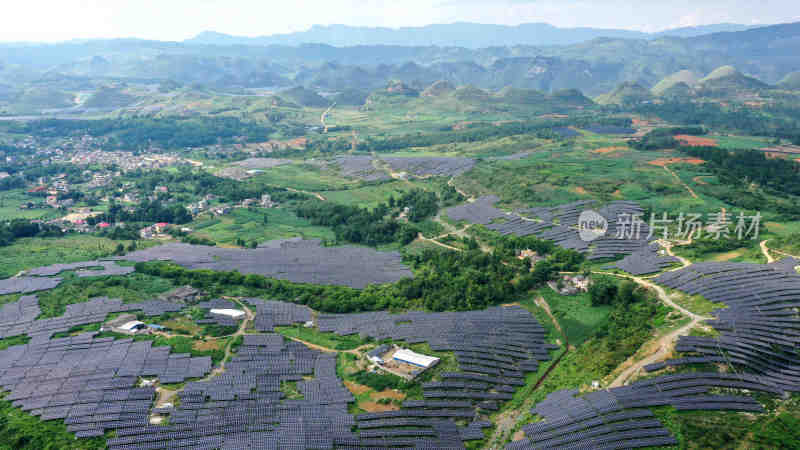 山区山地太阳能光伏板光伏发电绿色能源航拍