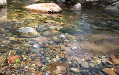 户外大山里流淌的活水潭溪