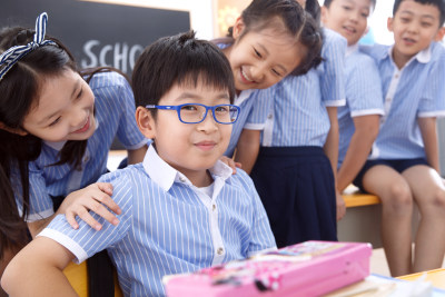 可爱的小学生在教室里