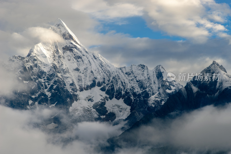 四姑娘山的雪山之巅被云雾环绕的壮丽景象