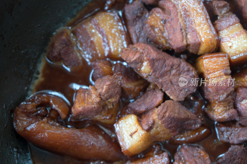 锅里做好的红烧肉特写